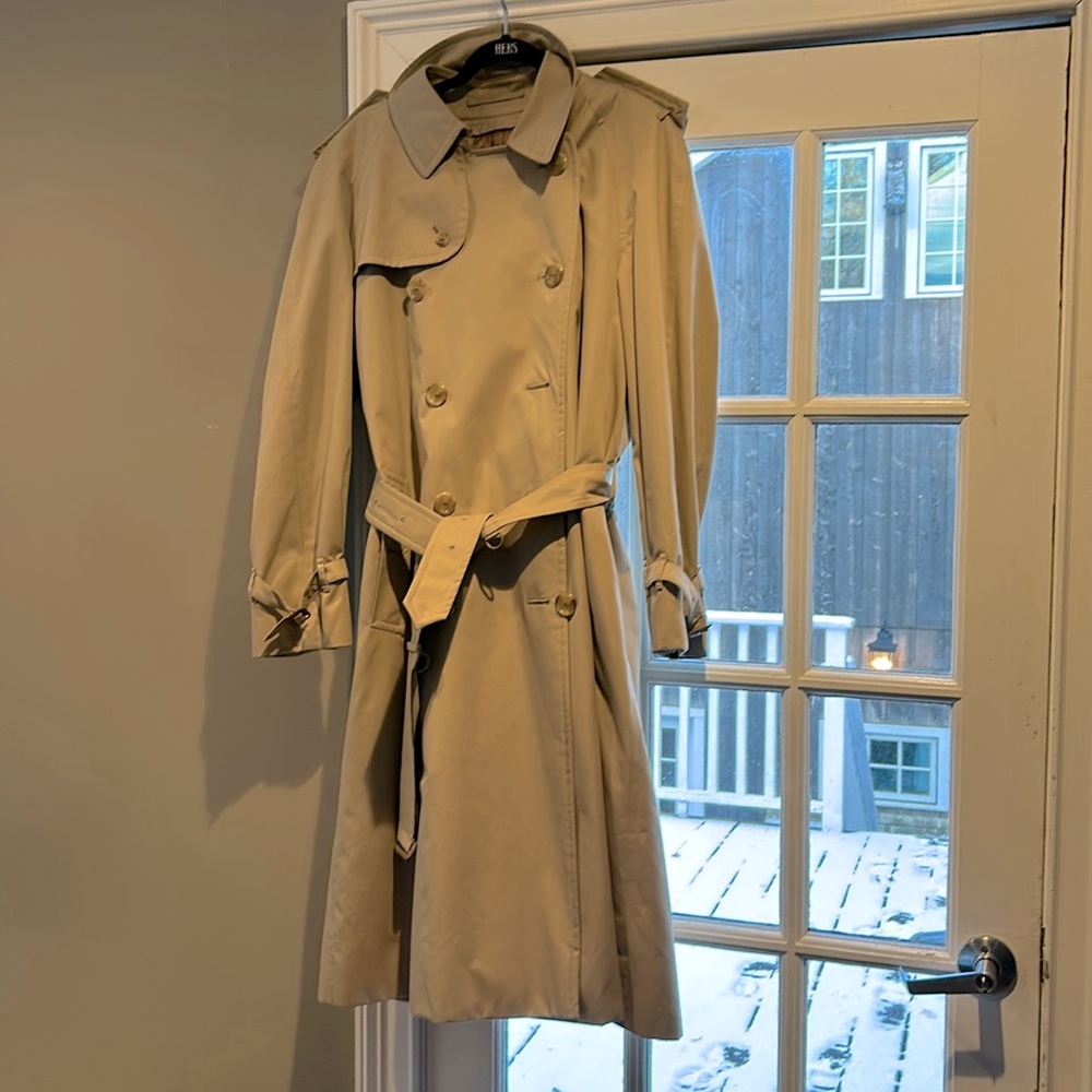 Burberry Made in England UK 54 Reg
Mint condition. 100% Wool. Zippered lining